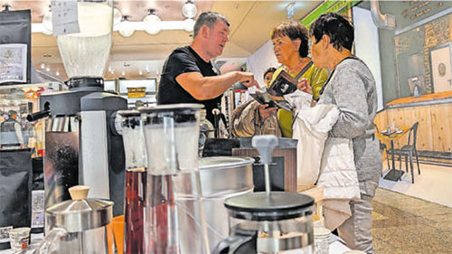 Thomas Chmiel vom WZB-Team erklärte die Unterschiede der Kaffeesorten und lud Passanten auf ein Becherchen Kaffeekirschen-Tee ein.