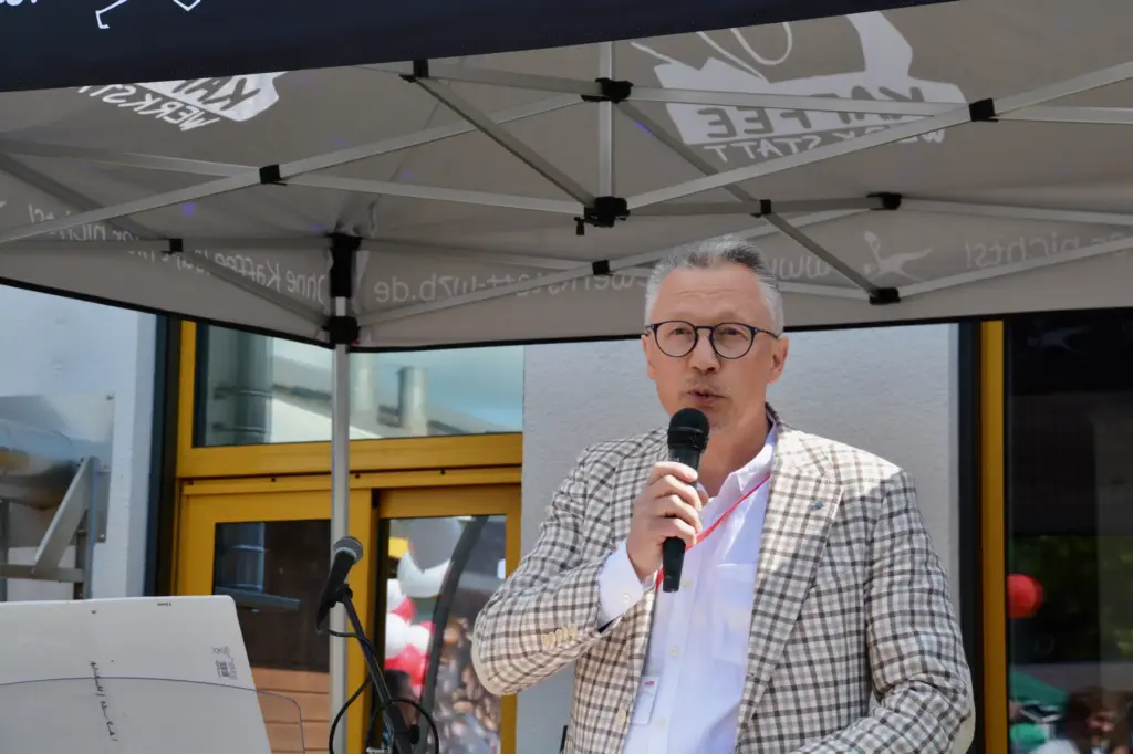 Thomas Latz bei der Begrüßung der Gäste © se