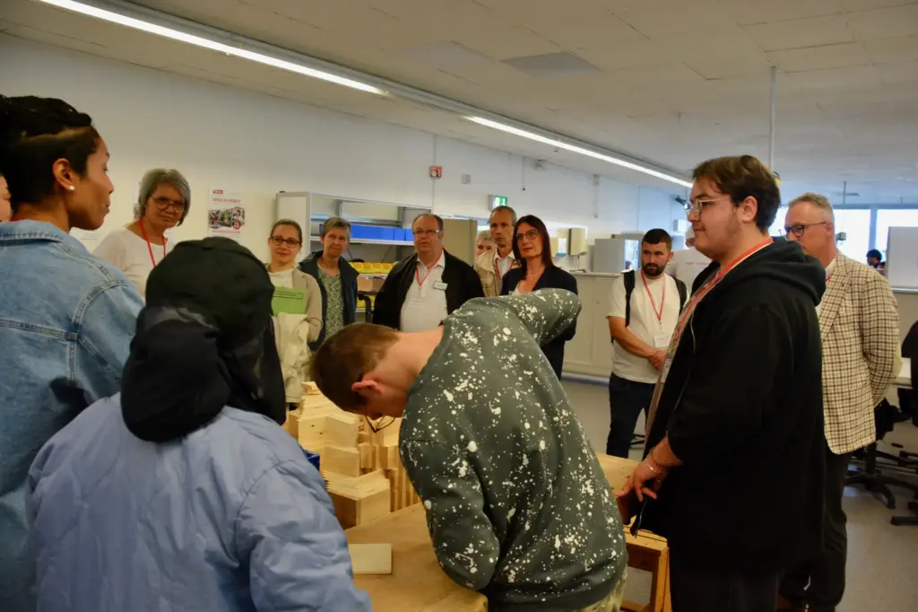 Interessiert folgten die Besucher:innen dem Bau der Holzkisten für Kräuter im Berufsbildungsbereich © se